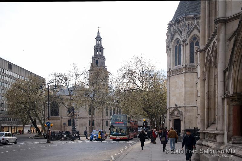 20090409_173959_D3 P1.jpg - Royal Courts of Justice on the right. The tall building is the St Clement Danes Church which was completed 1682 by St Christopher Wren.  It now functions as the Church of the Royal Air Force